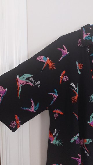 Camisa estampada pájaros tropicales