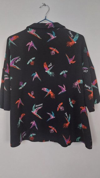 Camisa estampada pájaros tropicales