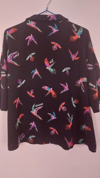 Camisa estampada pájaros tropicales