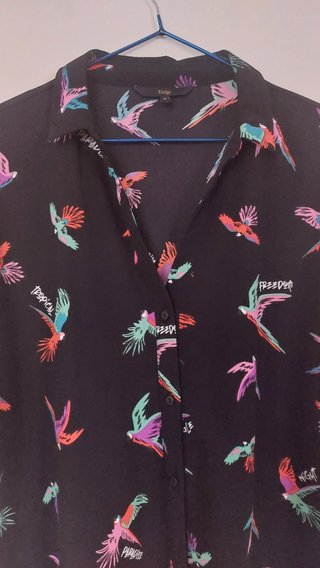 Camisa estampada pájaros tropicales