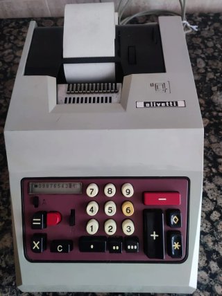 Calculadora mecánica o sumadora Olivetti antigua