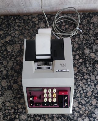 Calculadora mecánica o sumadora Olivetti antigua