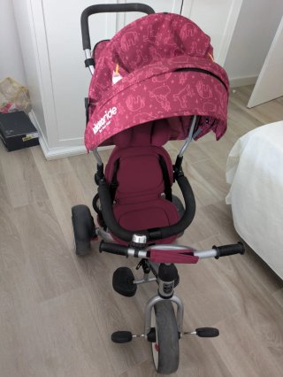 Triciclo infantil color burdeos