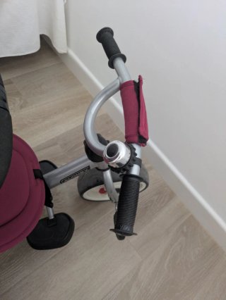 Triciclo infantil color burdeos