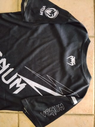 Camiseta Venum Negra y Blanca