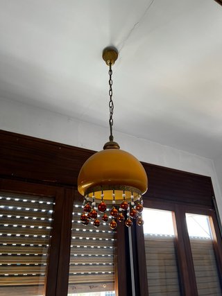 Lámpara de techo colgante dorada y amarilla