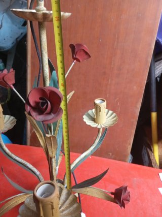 Lámpara de metal con rosas vintage