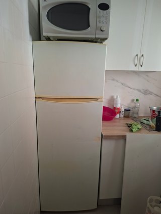 Frigorífico y microondas blanco