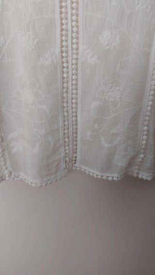 Blusa bordada boho con puntilla