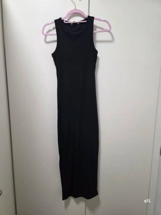 Vestido gris y verde, Negro de canalé largo