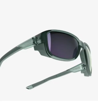 Gafas de sol grises y verdes