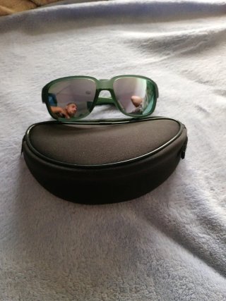 Gafas de sol grises y verdes