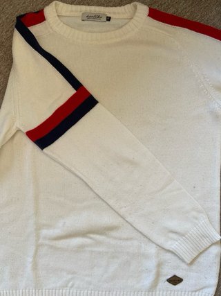 Jersey blanco con rayas rojas y azules