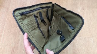 Cartera negra con cremallera