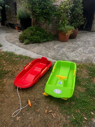 Trineo rojo y verde para niños