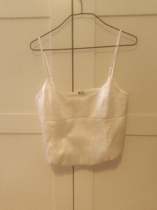Top blanco de tirantes