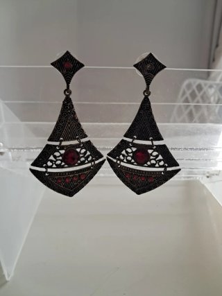 Pendientes largos plateados con piedras rojas