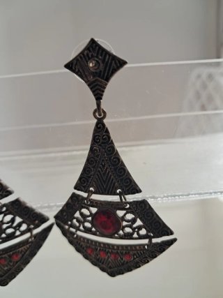 Pendientes largos plateados con piedras rojas