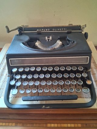 Máquina de escribir Hispano Olivetti Studie 46
