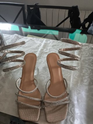 Sandalias de tacón beige y plateadas