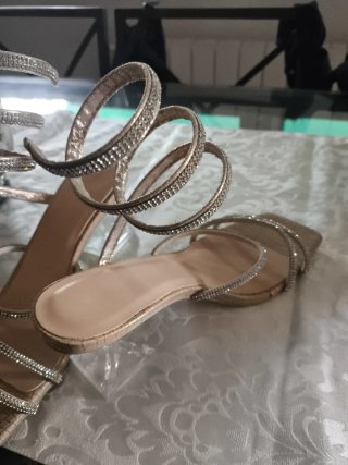 Sandalias de tacón beige y plateadas