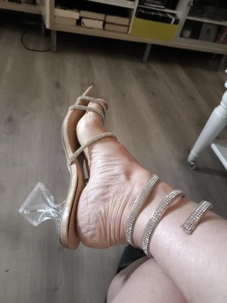 Sandalias de tacón beige y plateadas