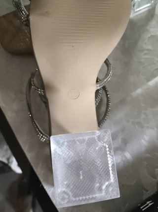 Sandalias de tacón beige y plateadas