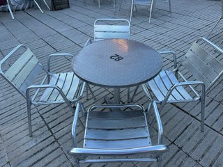 Mesa y 4 sillas terraza metal y mimbre