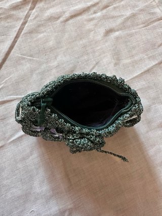 Monedero verde y plateado con flor