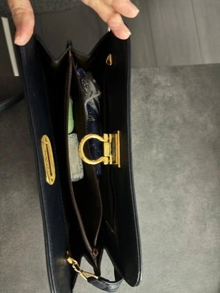 Bolso cartera azul marino con detalle dorado