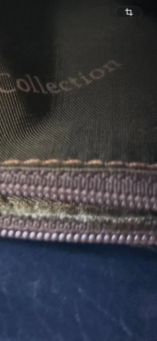 Bolso cartera azul marino con detalle dorado