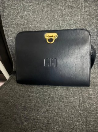 Bolso cartera azul marino con detalle dorado