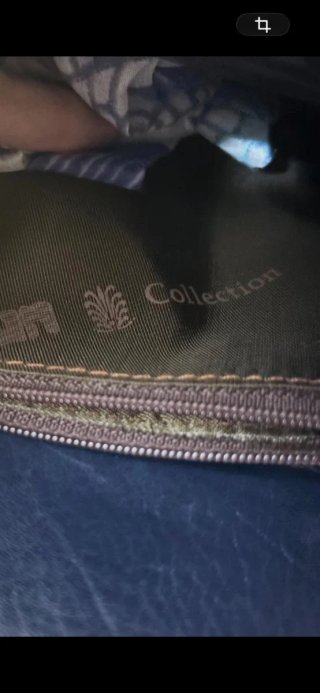 Bolso cartera azul marino con detalle dorado