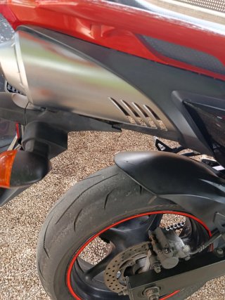 Yamaha Naked Roja y Negra