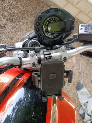 Yamaha Naked Roja y Negra
