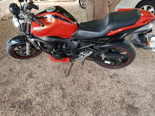 Yamaha Naked Roja y Negra
