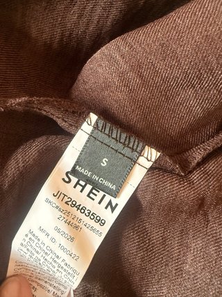 Top marrón con encaje y volante