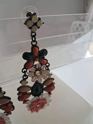 Pendientes florales con piedras