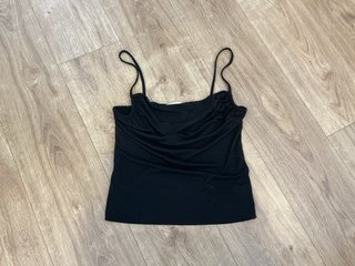 Camiseta negra con escote caído