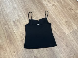 Camiseta negra con escote caído