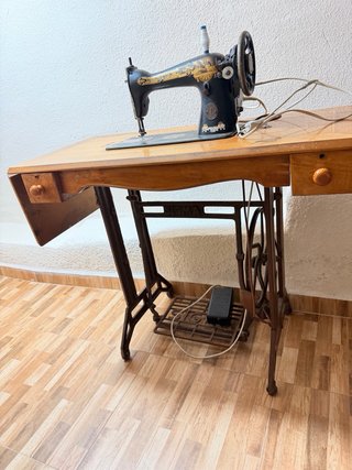 Máquina de coser antigua de madera y metal