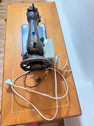 Máquina de coser antigua de madera y metal
