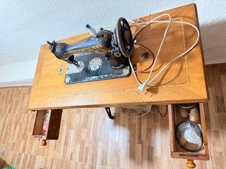 Máquina de coser antigua de madera y metal