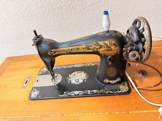 Máquina de coser antigua de madera y metal