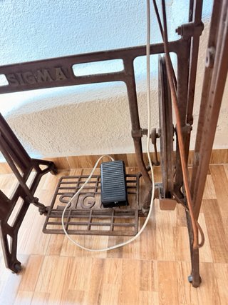 Máquina de coser antigua de madera y metal