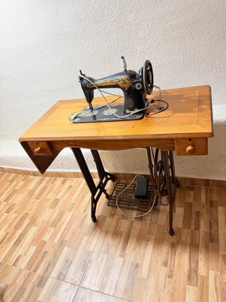 Máquina de coser antigua de madera y metal