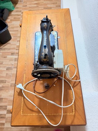 Máquina de coser antigua de madera y metal