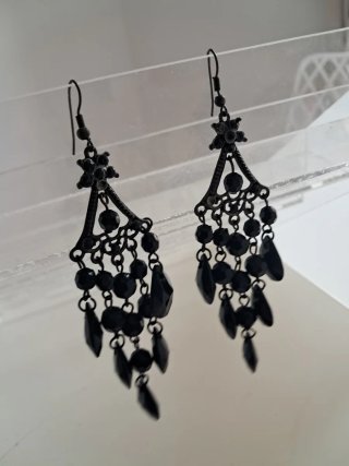 Pendientes largos negros