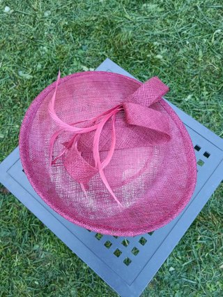 Tocado rosa con plumas