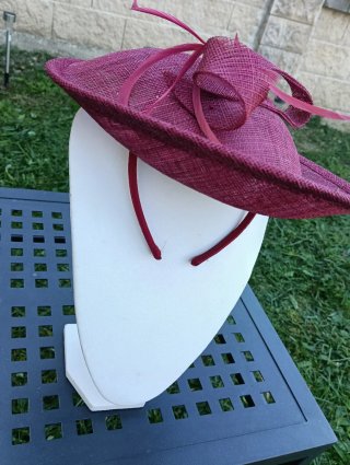 Tocado rosa con plumas